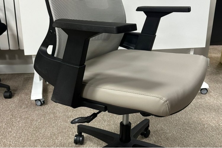 Офисное кресло POF-2031B 